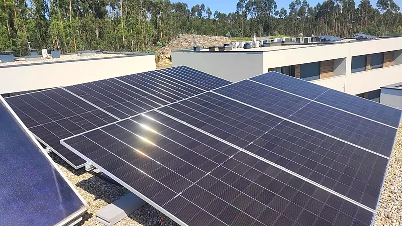 Painéis solares bifaciais na cobertura da moradia em Meixomil