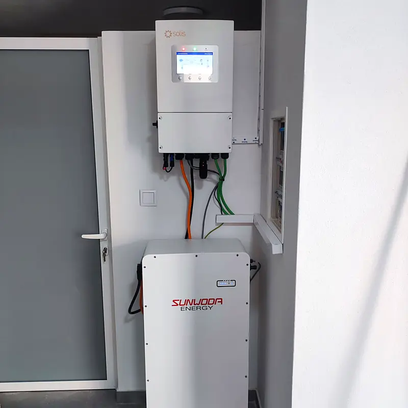 Inversor híbrido Solis e bateria Sunwoda instalados numa parede