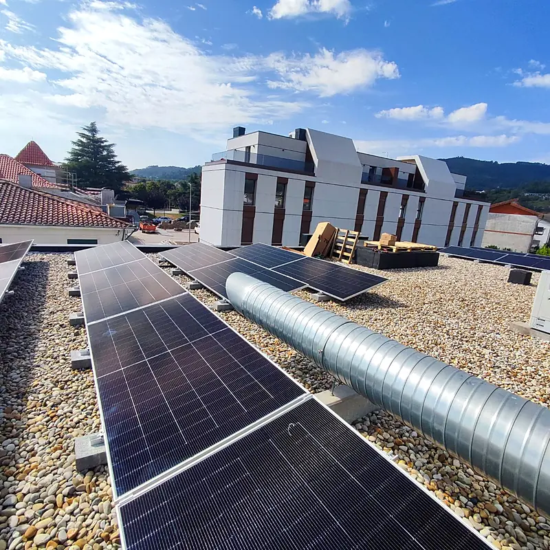 Painéis solares numa cobertura plana
