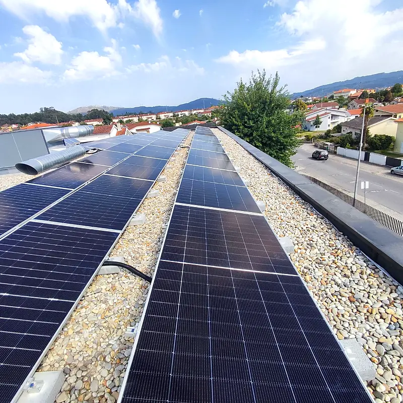 Fila de painéis solares numa cobertura plana