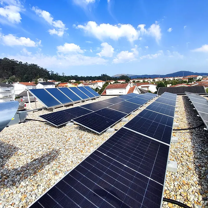 Painéis solares inclinados numa cobertura plana